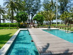 Hotel-Strand  Parkanlage und das Hotel Katathani Beach (TH).